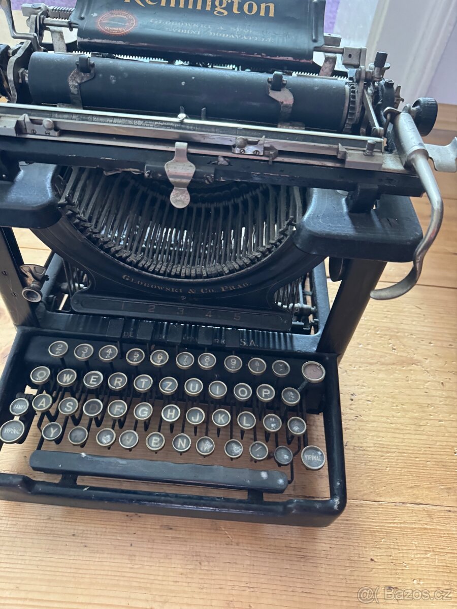 Starožitný psací stroj značky Remington