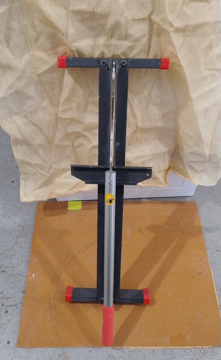 Řezačka na lamino plovouci podlahy