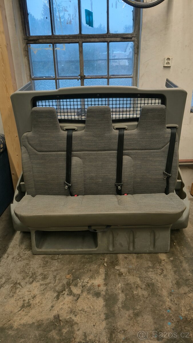 Trafic II dělící příčka s lavicí