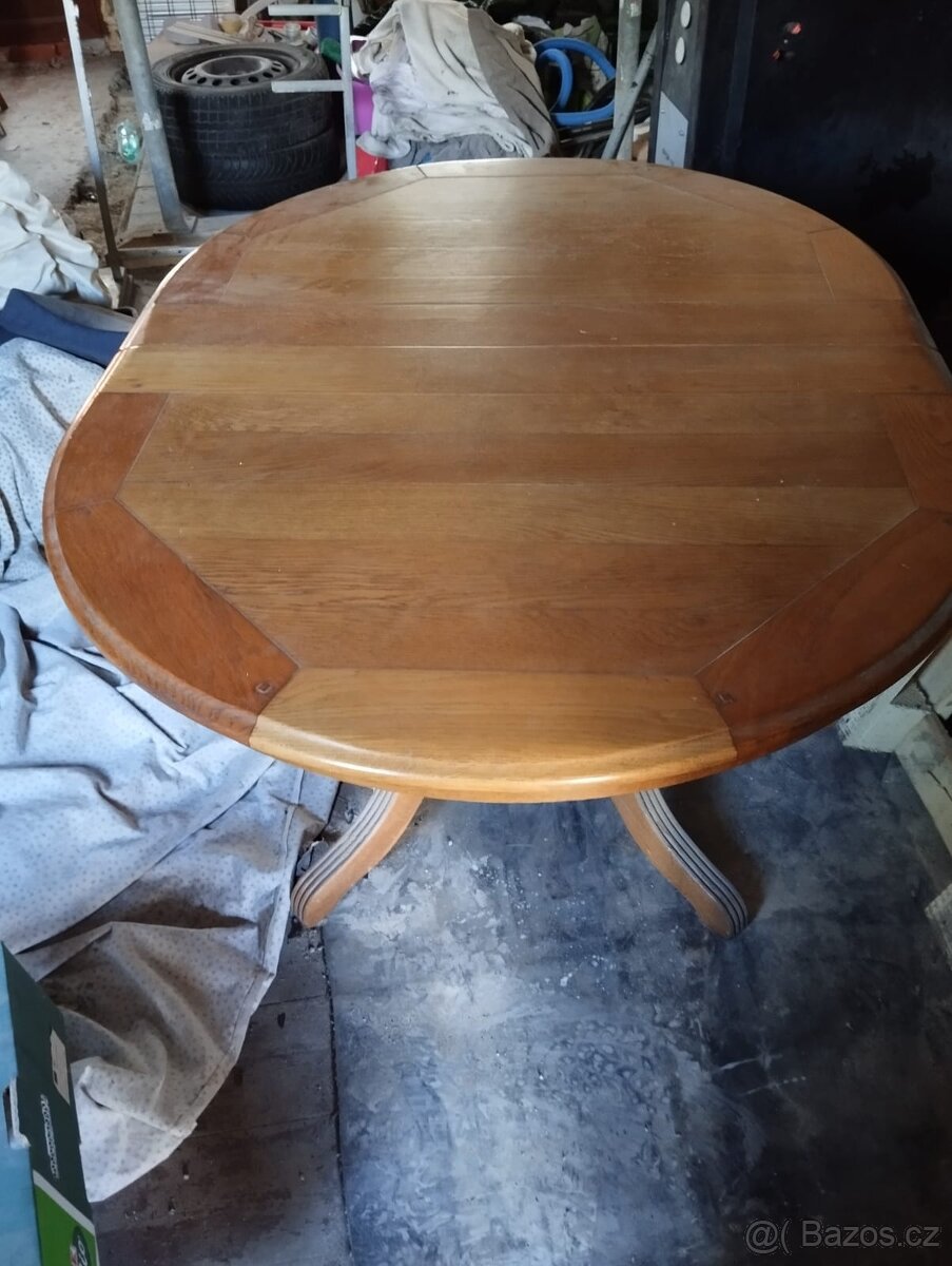 Dřevěný  jídelní  stůl  olše