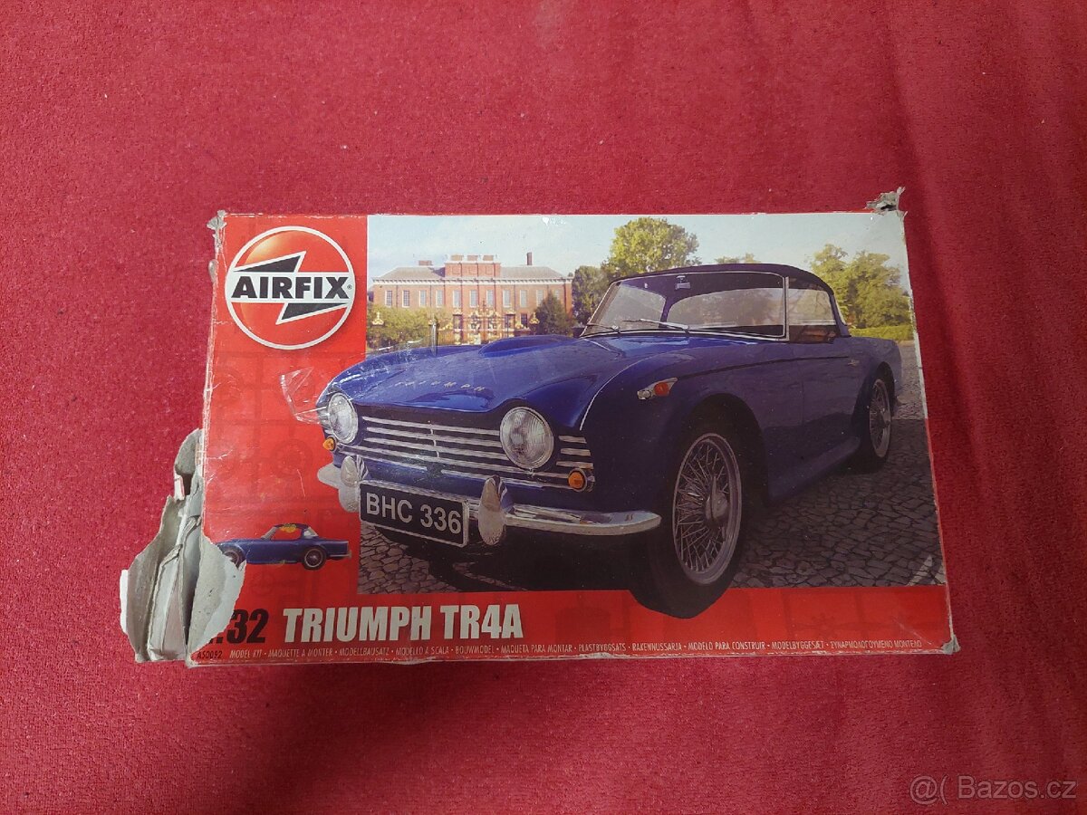 Téměř složený model auta.