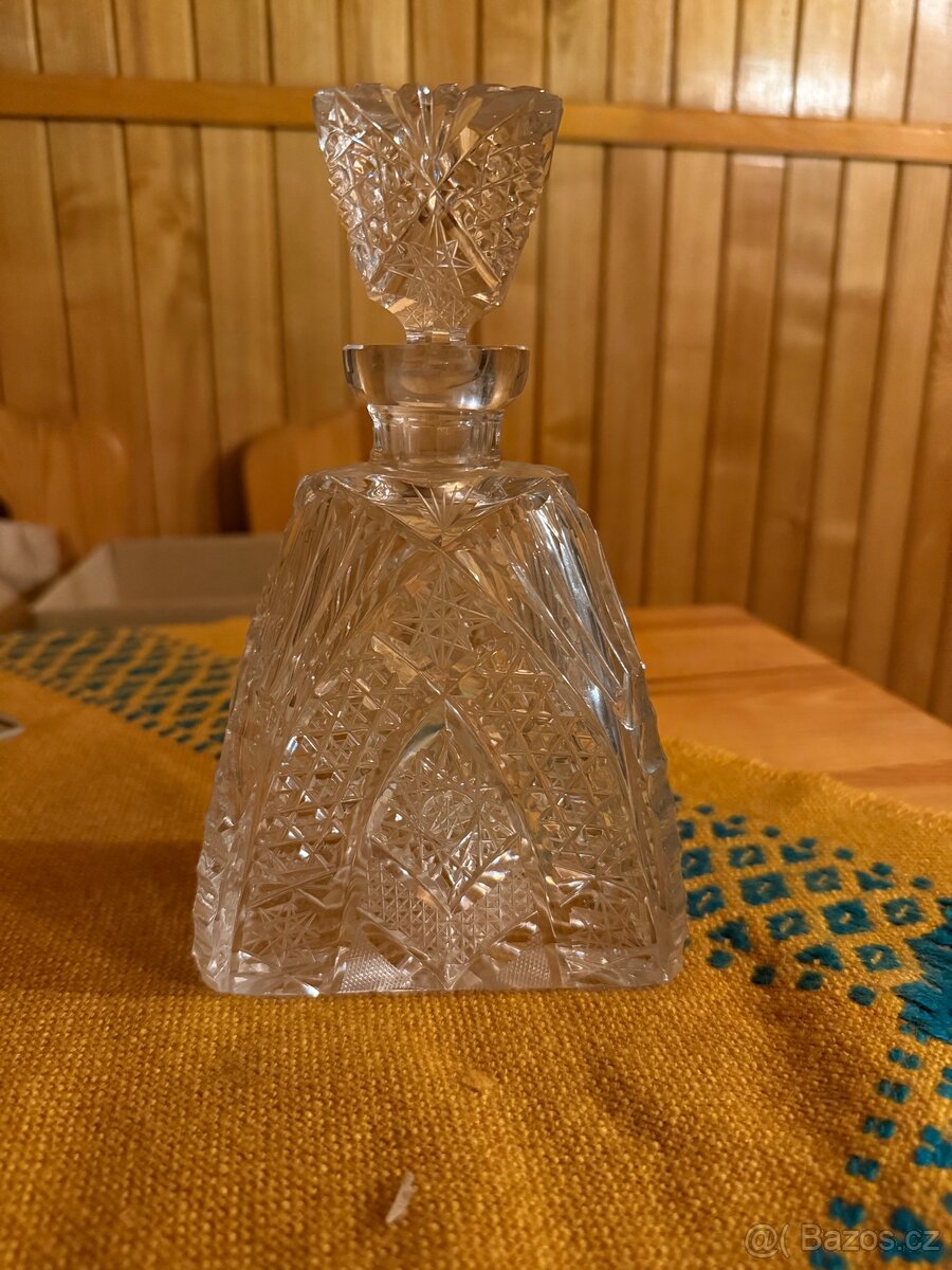 Křišťálová karafa