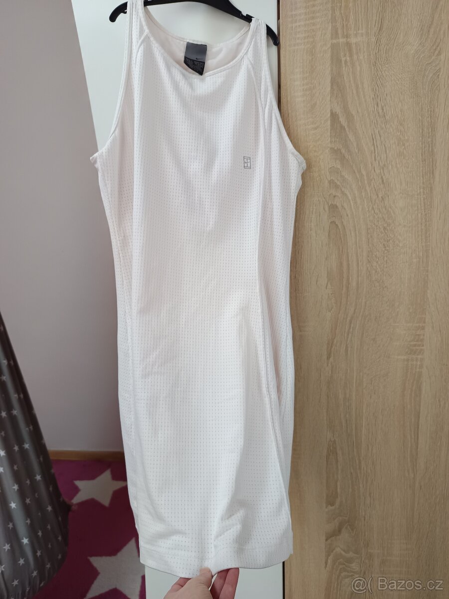 Sportovní šaty dri-fit, NIKE M-L , na tenis atd..