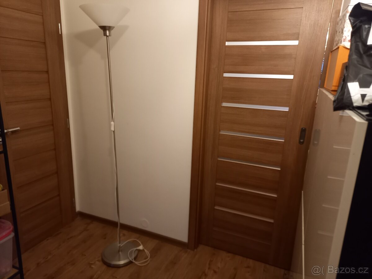 ikea stojací lampa