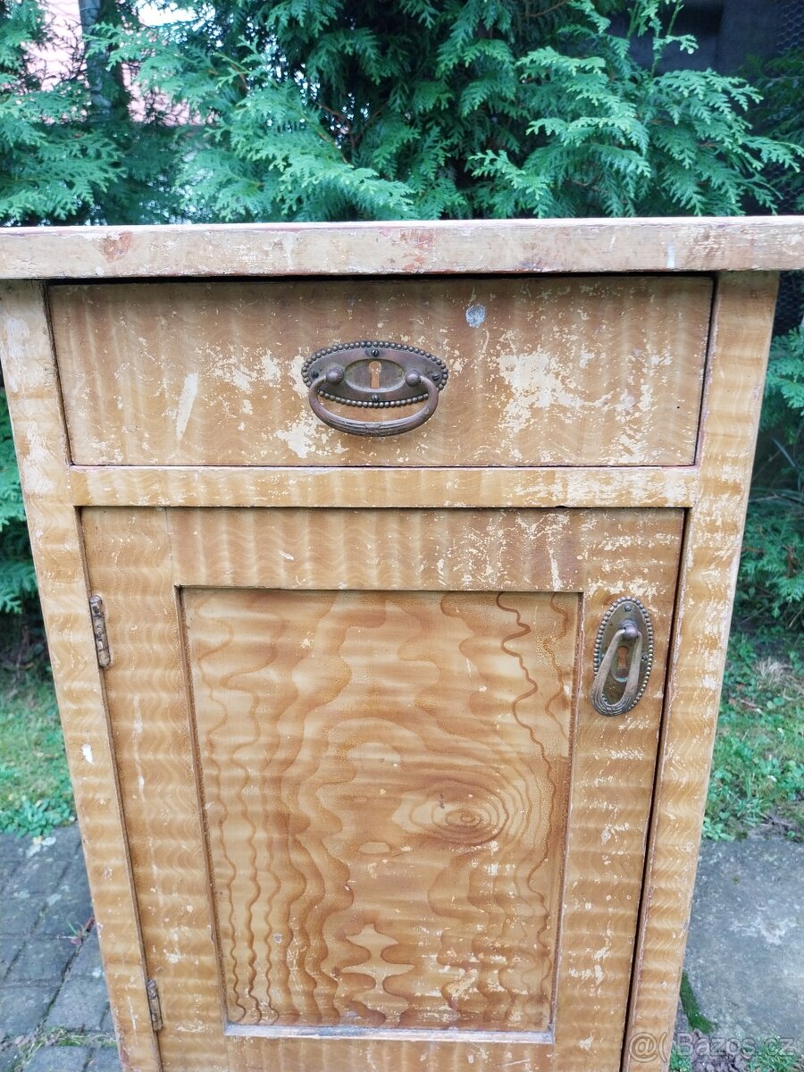 noční retro stolek