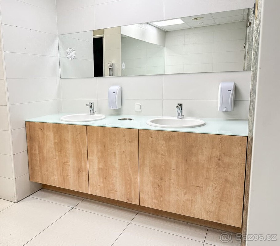 Gastro WC skříňky umyvadla značka Laufen bezdotykové baterie