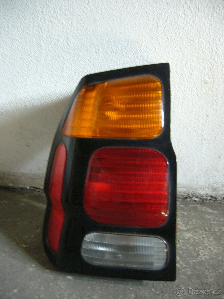 Mitsubishi nášlapy a zadní levé světlo