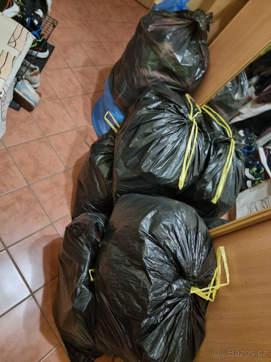 11 pytlů s dámským oblečením (5x60l pytle, 6x 120l pytle)