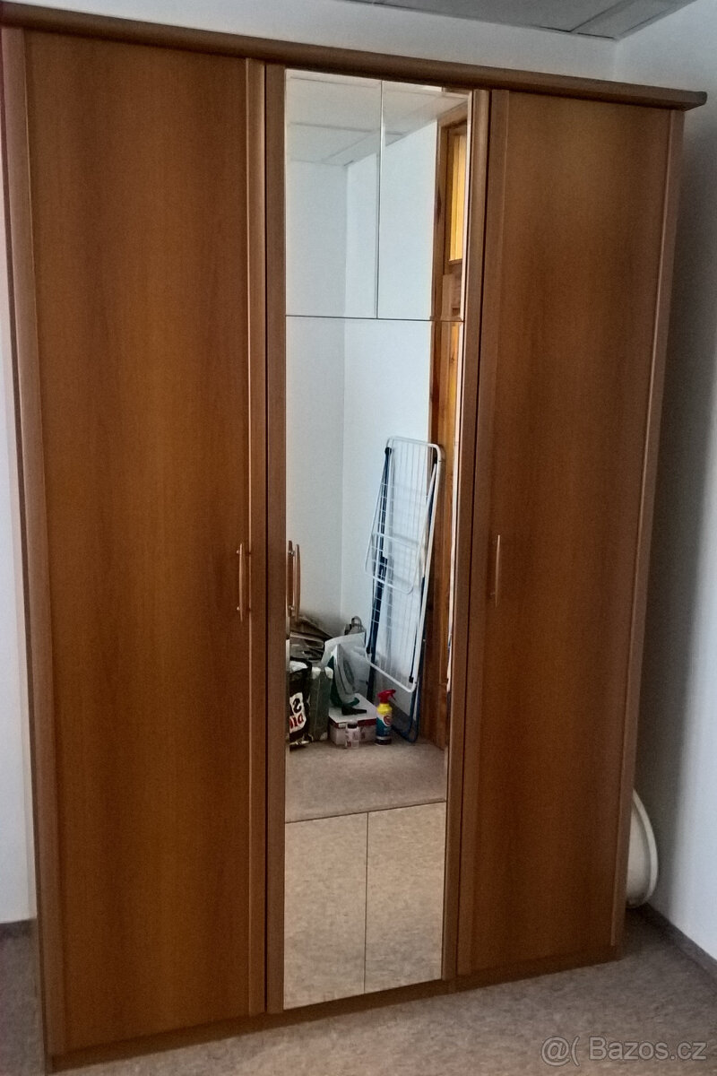 Šatní skříň 151×220x60