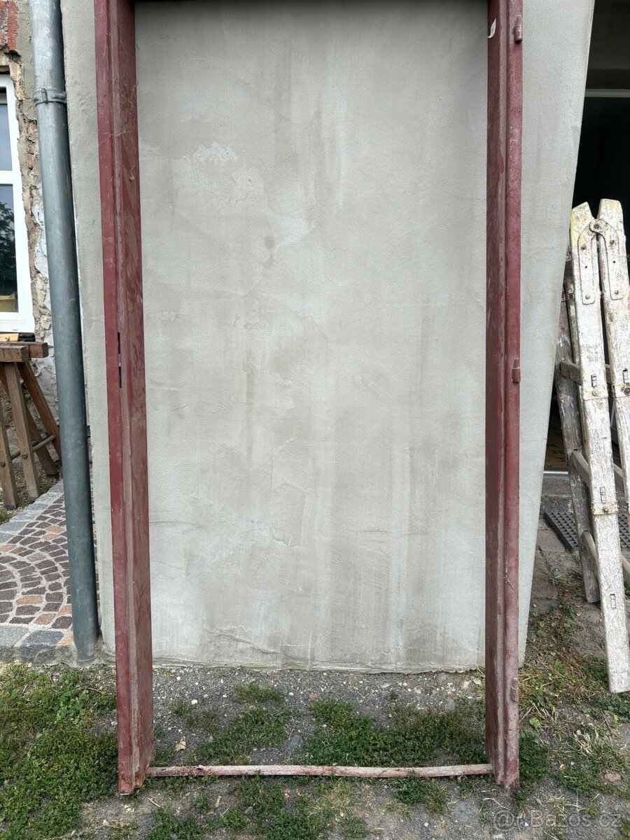 Dveřní zárubeň