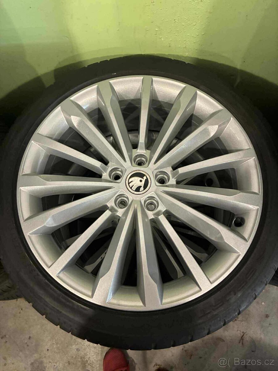 Kola škoda superb 3 trinity 5x112 R19 letní pneu 235/40R19
