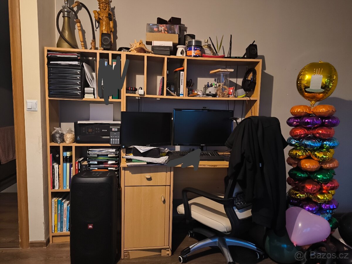 Psací stůl se stěnou s policemi