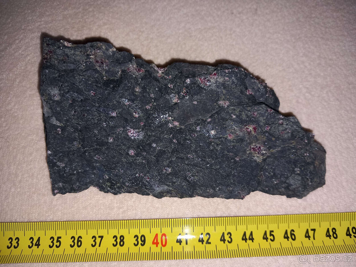 Český granát v matečné hornině