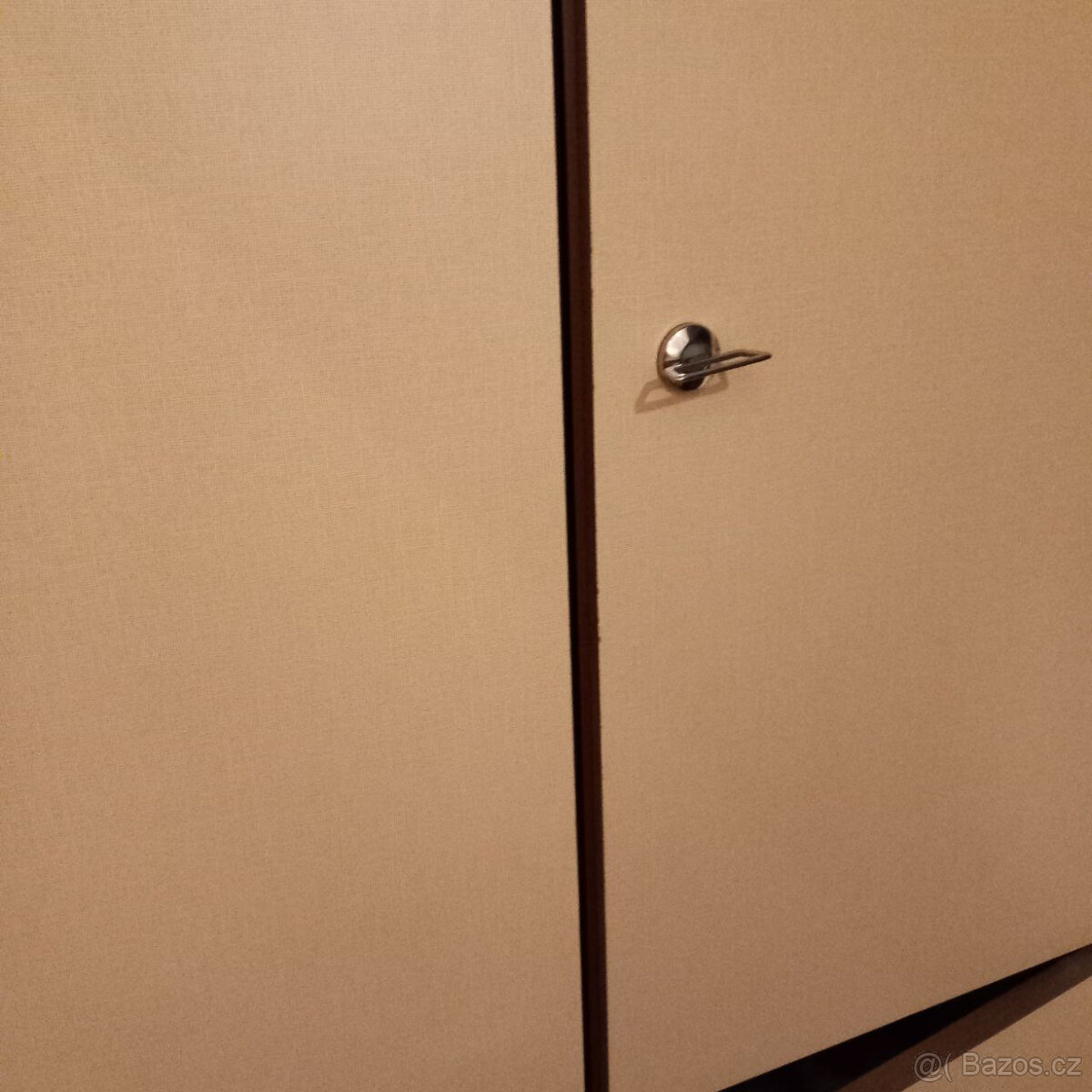 KOUPÍM béžové skříně