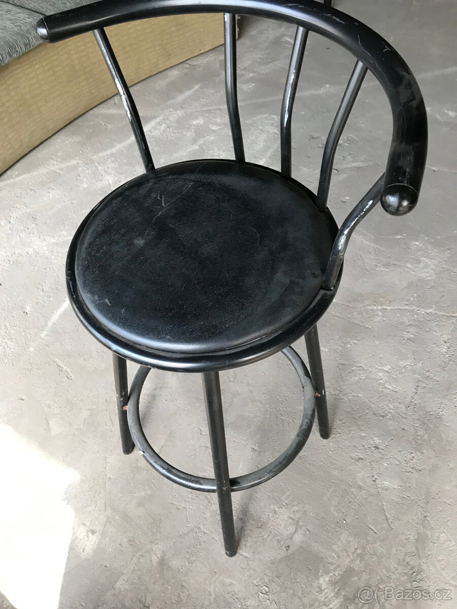 Černé kulaté barové židle