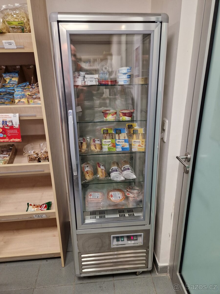 prosklená stojací vitrína