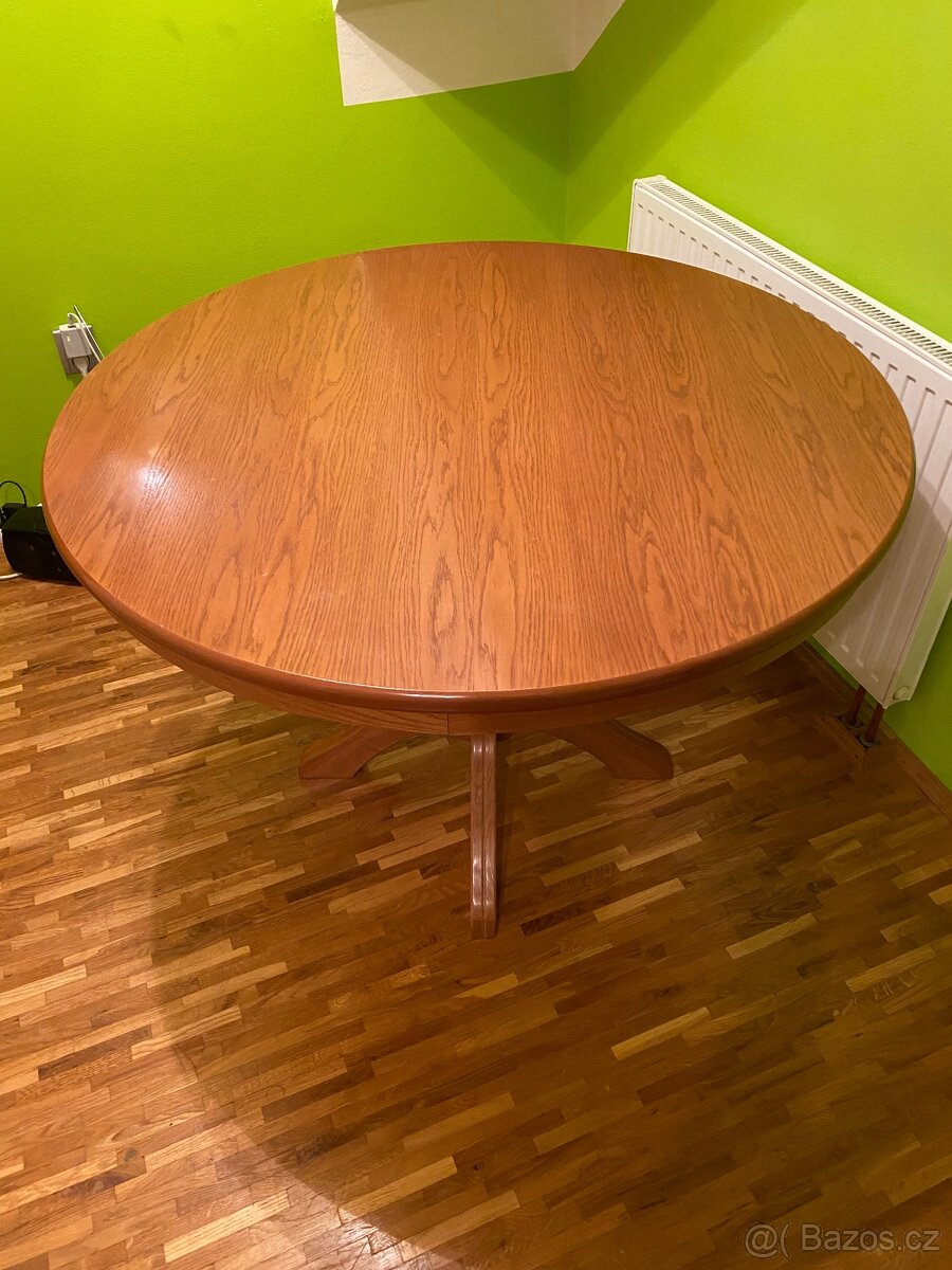 Kulatý stůl