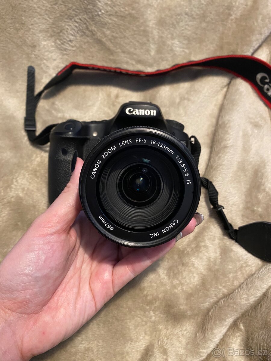 Zrcadlovka Canon s objektivem