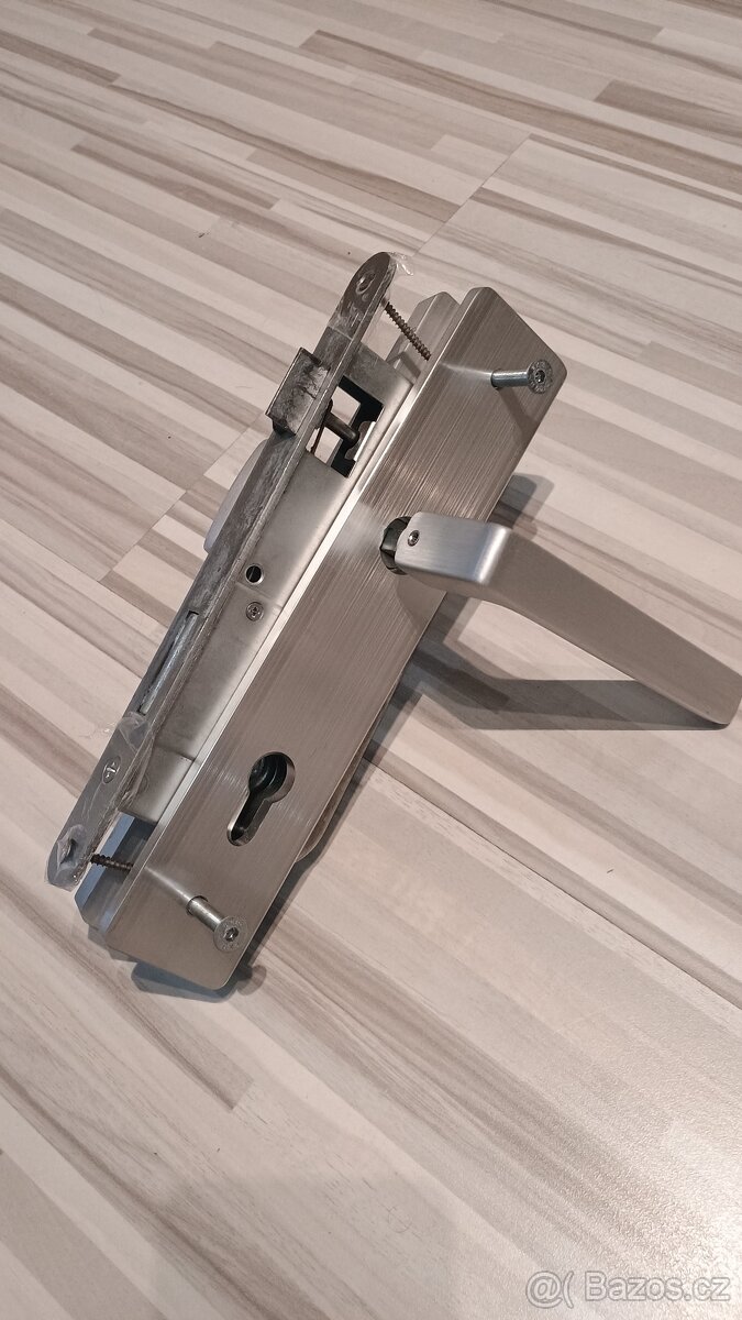 Prodam kování pro vstupní dveře se zámkem