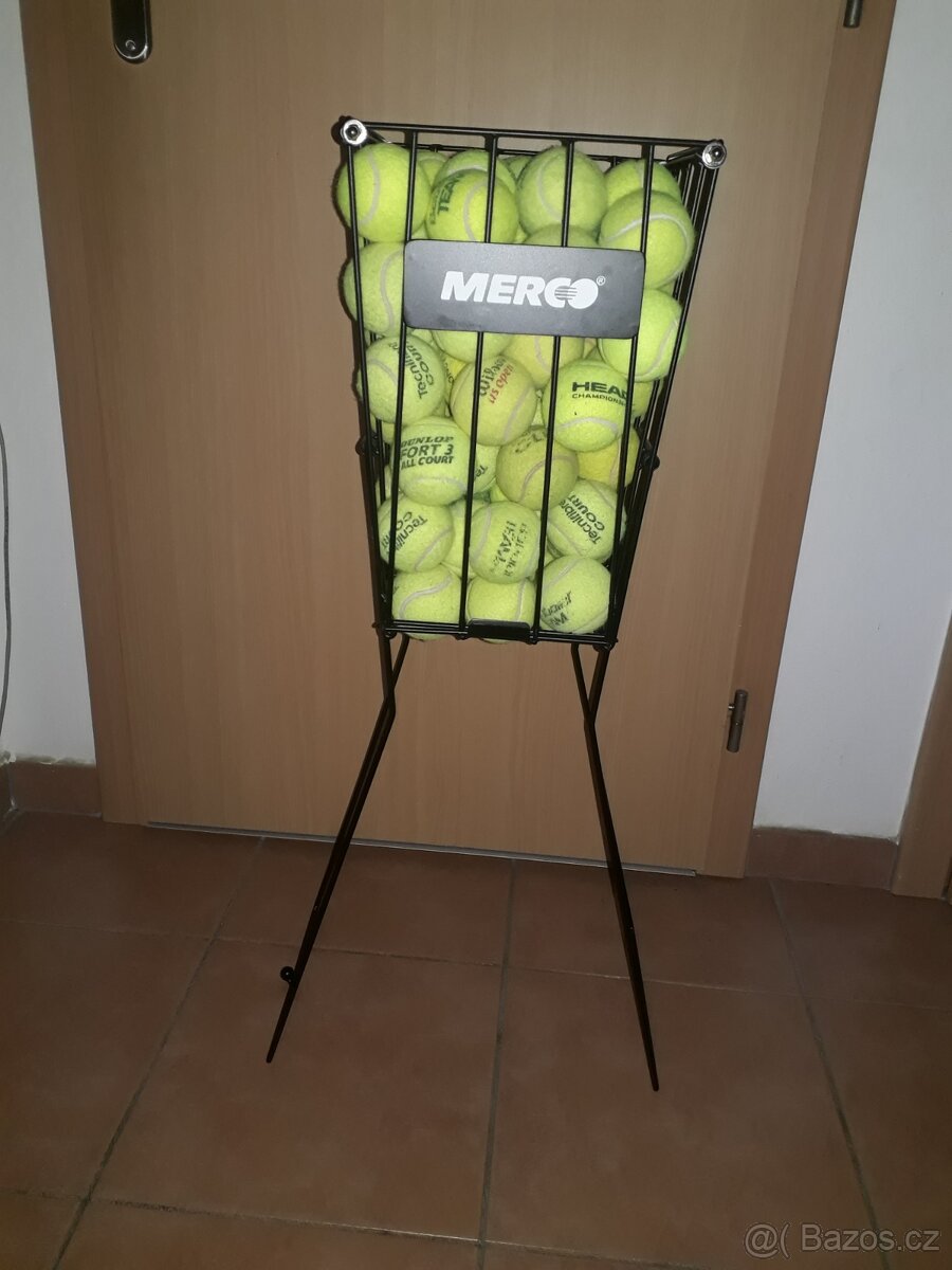 Nový tenisový koš plný tenisáků.