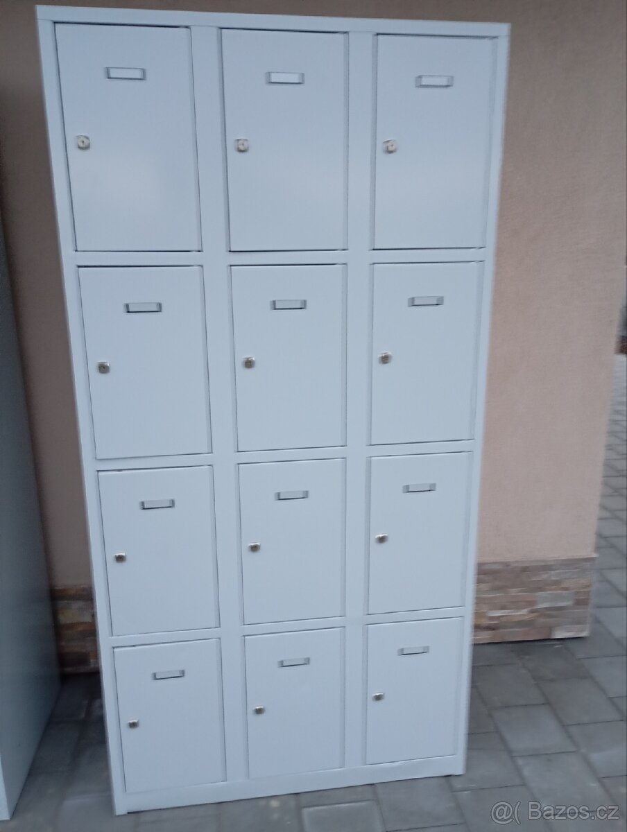 Plechová skříň - 12 boxu