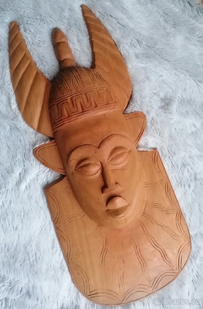 Těžká masivní dřevěná maska