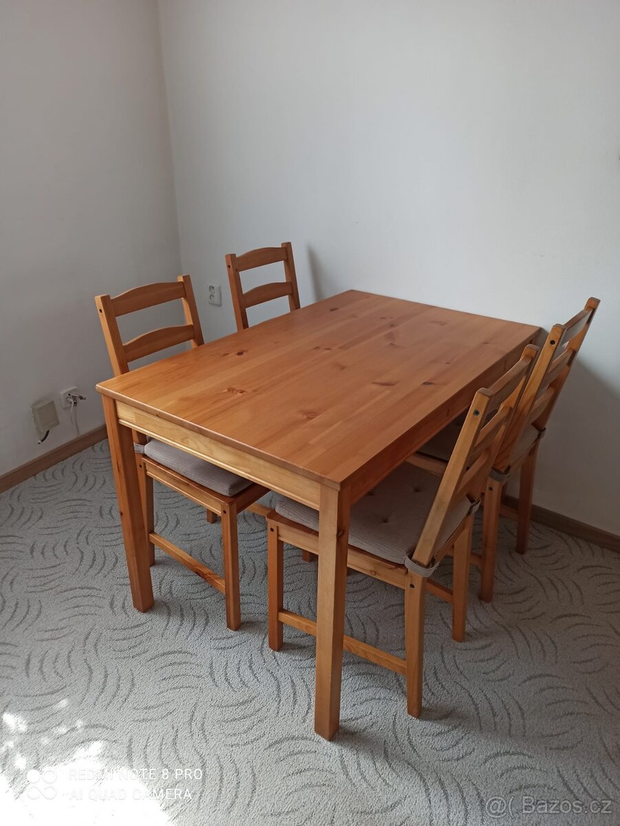 Stůl a čtyři židle