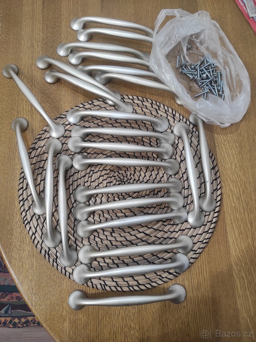 Úchyty 24ks, rozteč 160mm