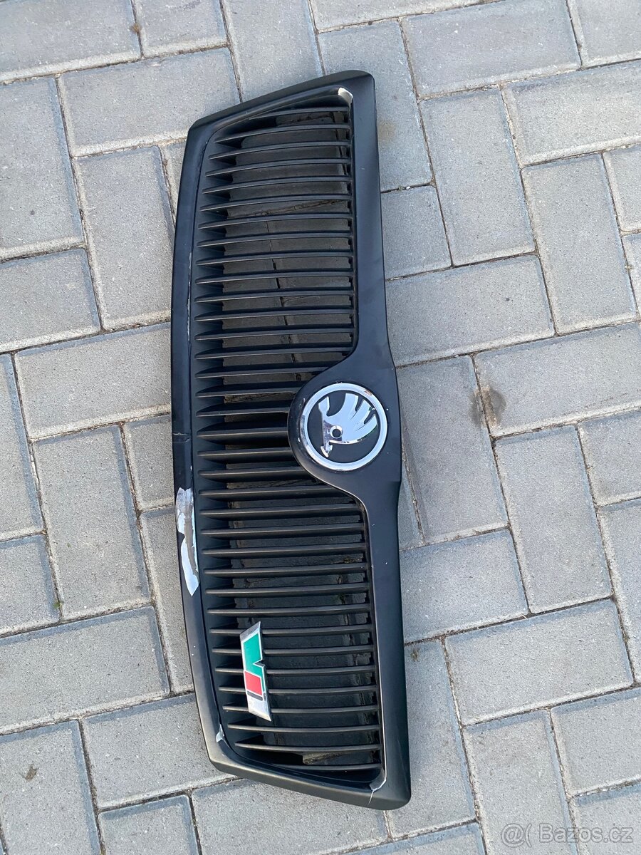 Maska chladiče Škoda Octavia 2 RS 2007 originál RS poškozená