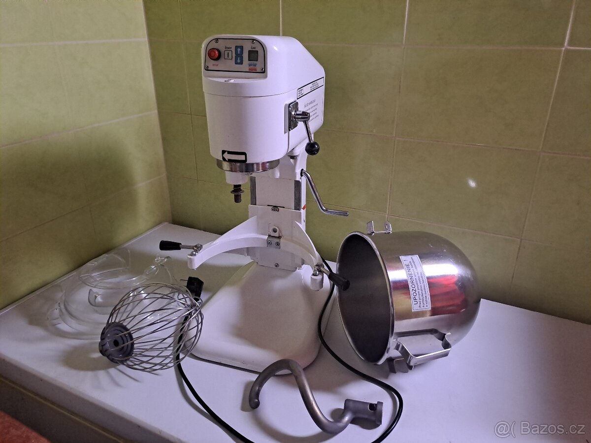 UNIVERZÁLNÍ KUCHYŇSKÝ ROBOT