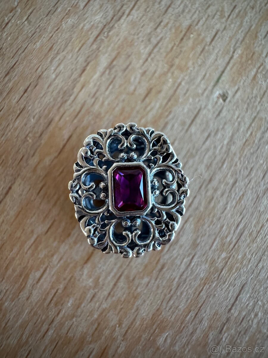 Ornament s červeným kamenem přívěsek na Pandora náramek