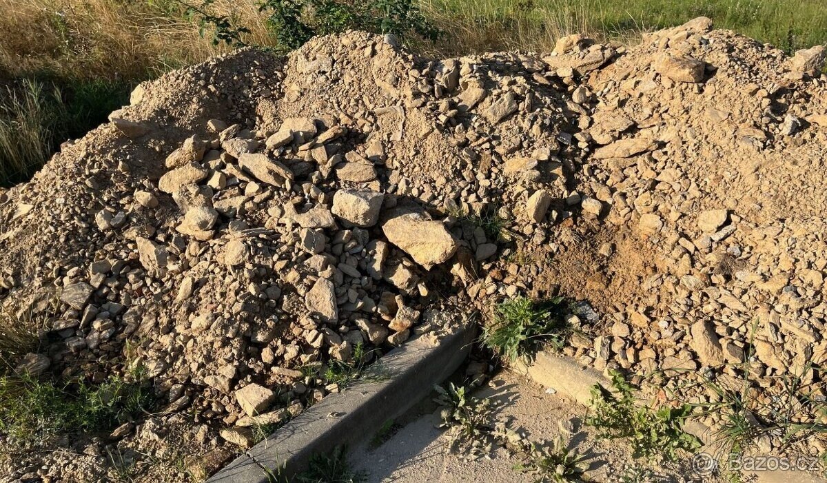 Nabízím zdarma uložení hlušiny, kamenité půdy, šmandy