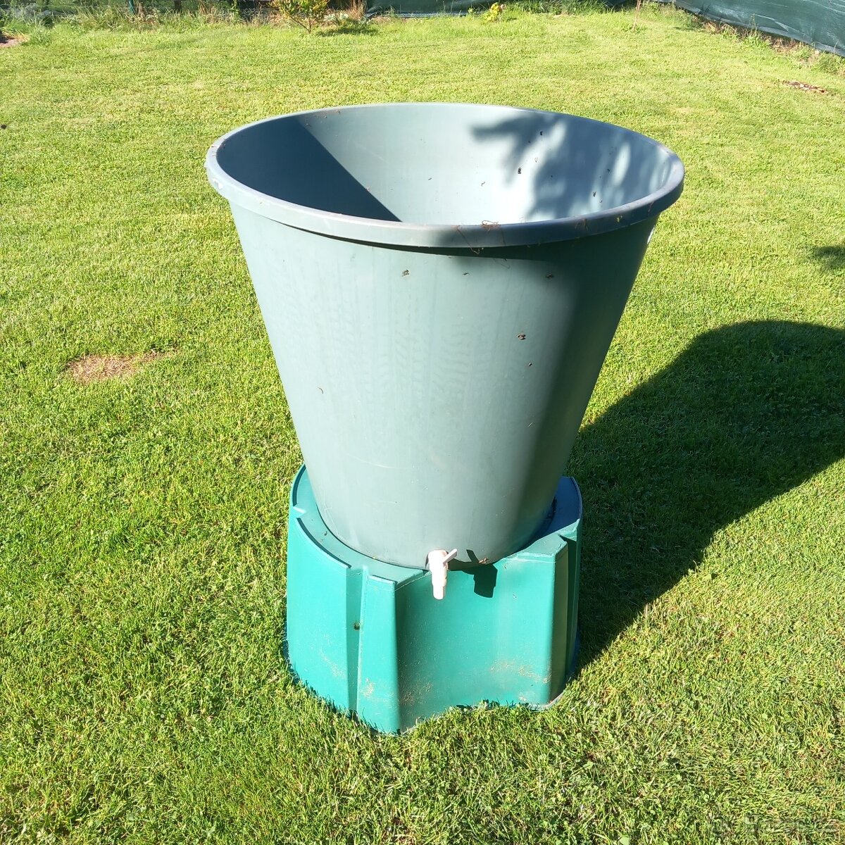 Plastový sud na dešťovku daruji