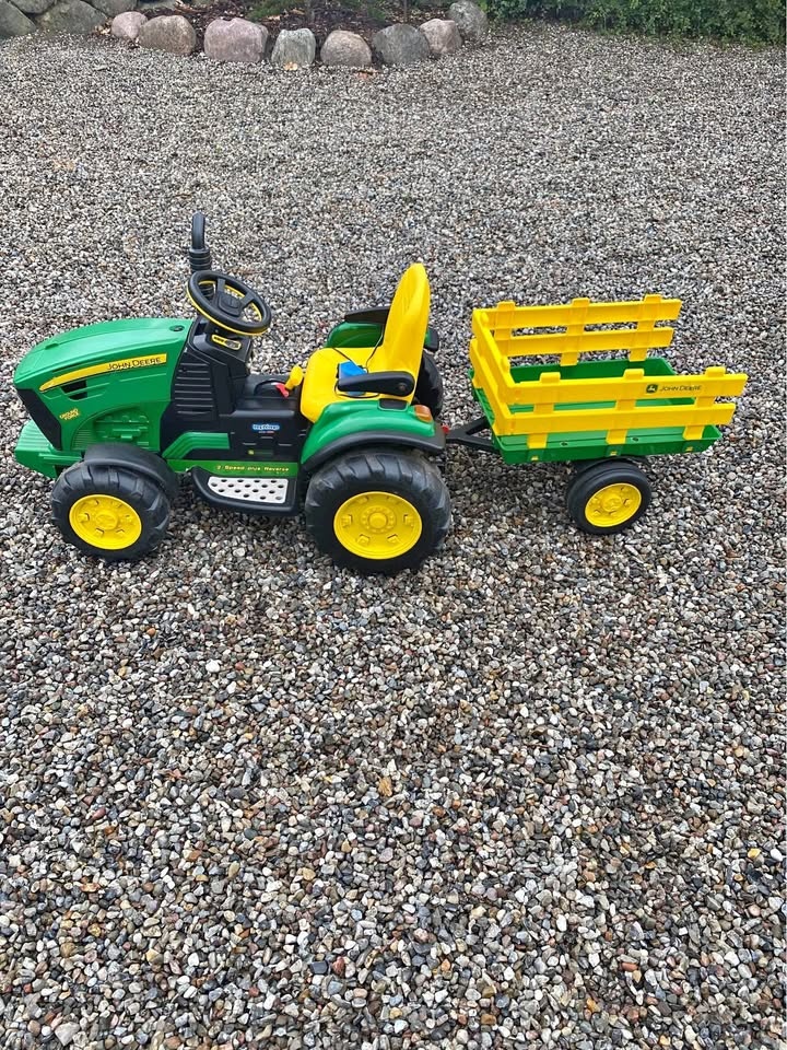 Elektrický traktor John Deere