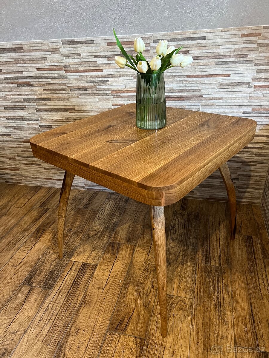 Dubový konferenční stolek