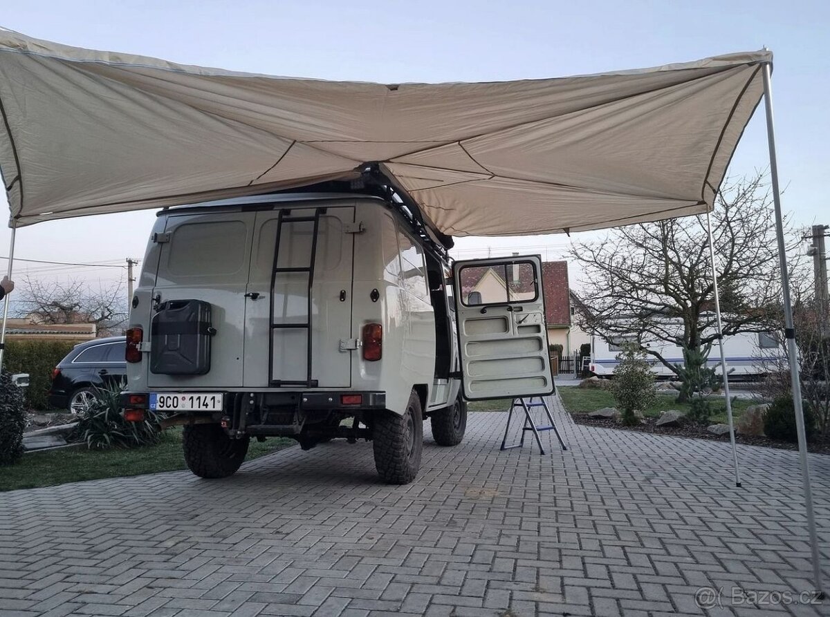 Vějířová markýza na offroad auto