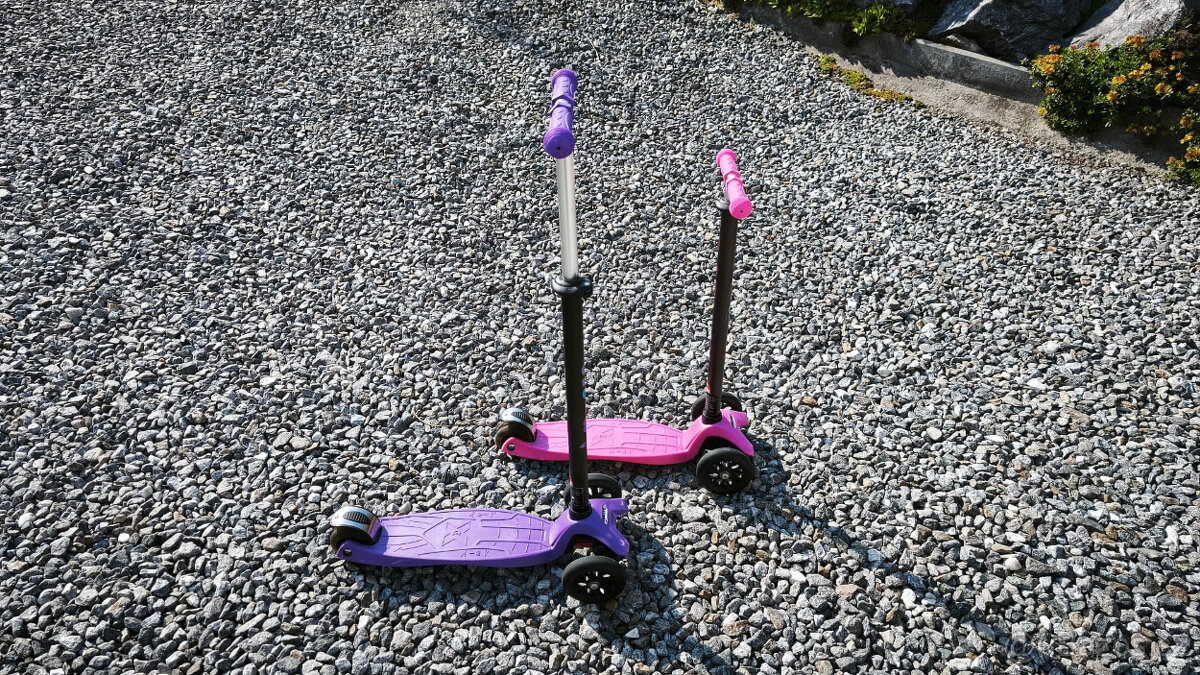 Koloběžka Micro Maxi - naklápění, tři kolečka, dvě barvy