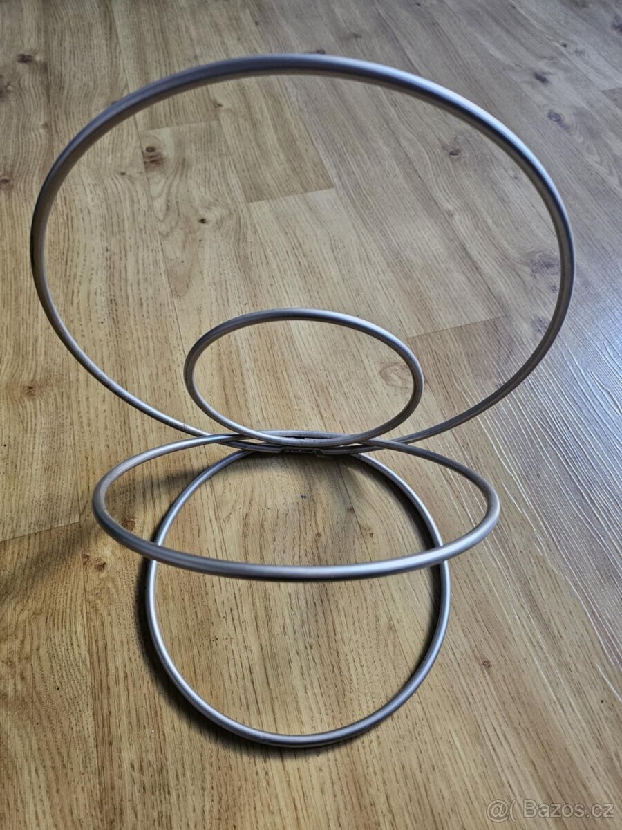 Designový stojan na časopisy