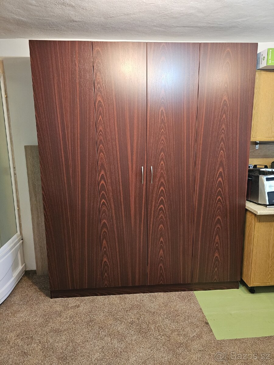 Skříňová skládací postel