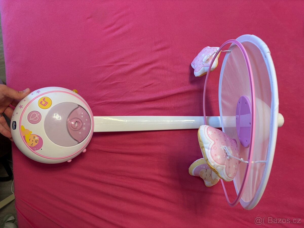 Růžový dětský kolotoč nad postýlku Chicco