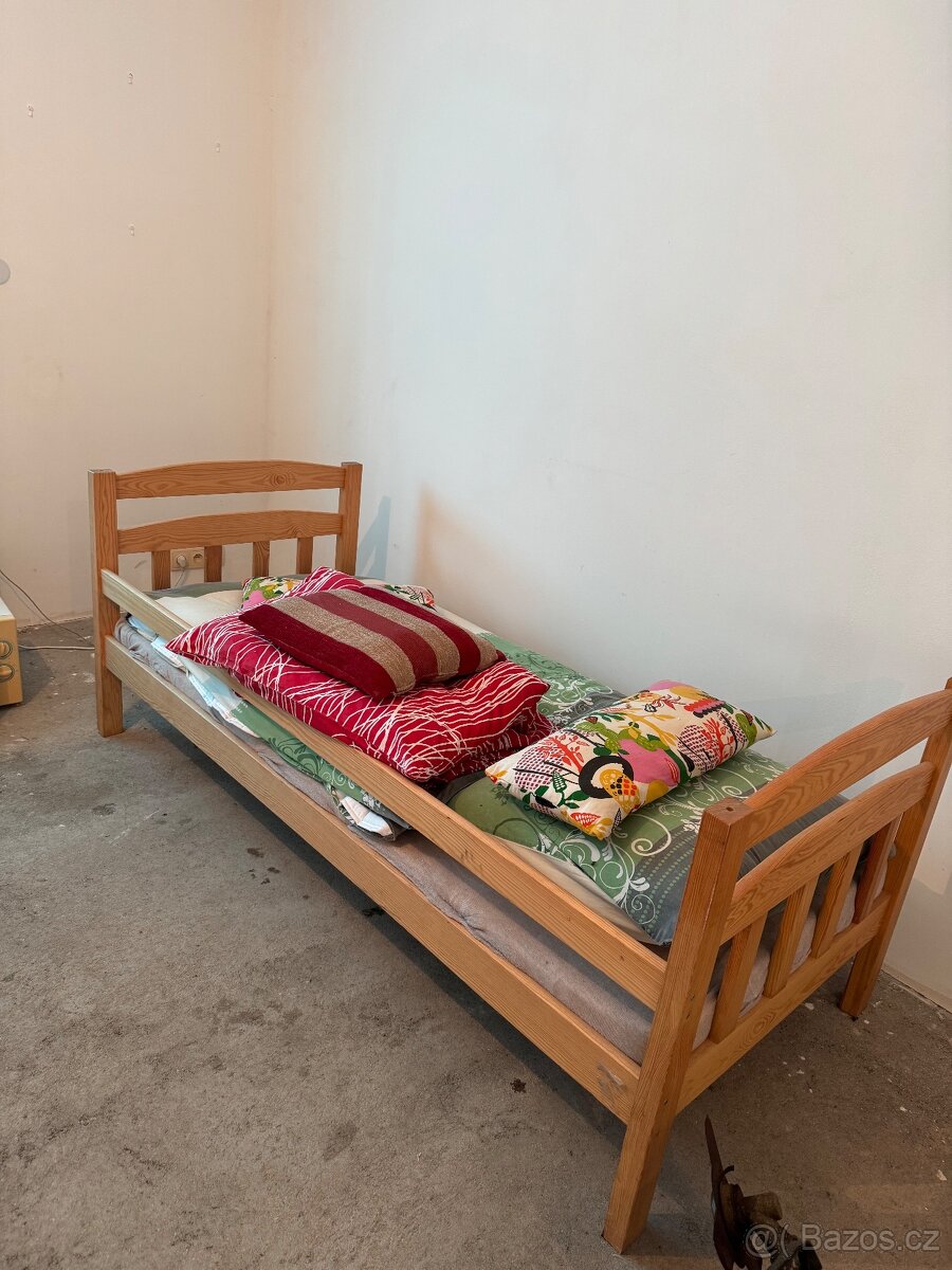 Dřevěná postel