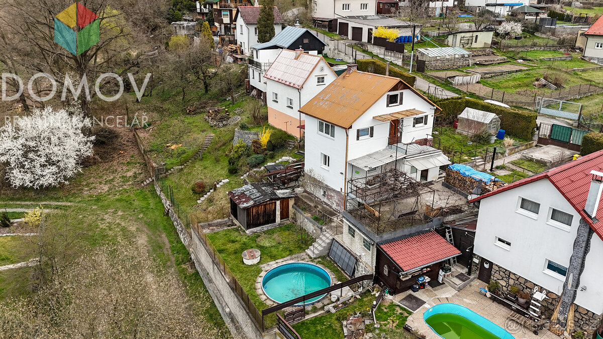 Prodej celoročně obyvatelné chaty v malebné krajině v Chrást