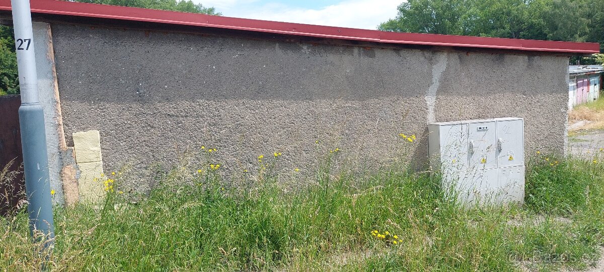 Prodám 2 garáže vedle sebe. Osobní vlastnictví.