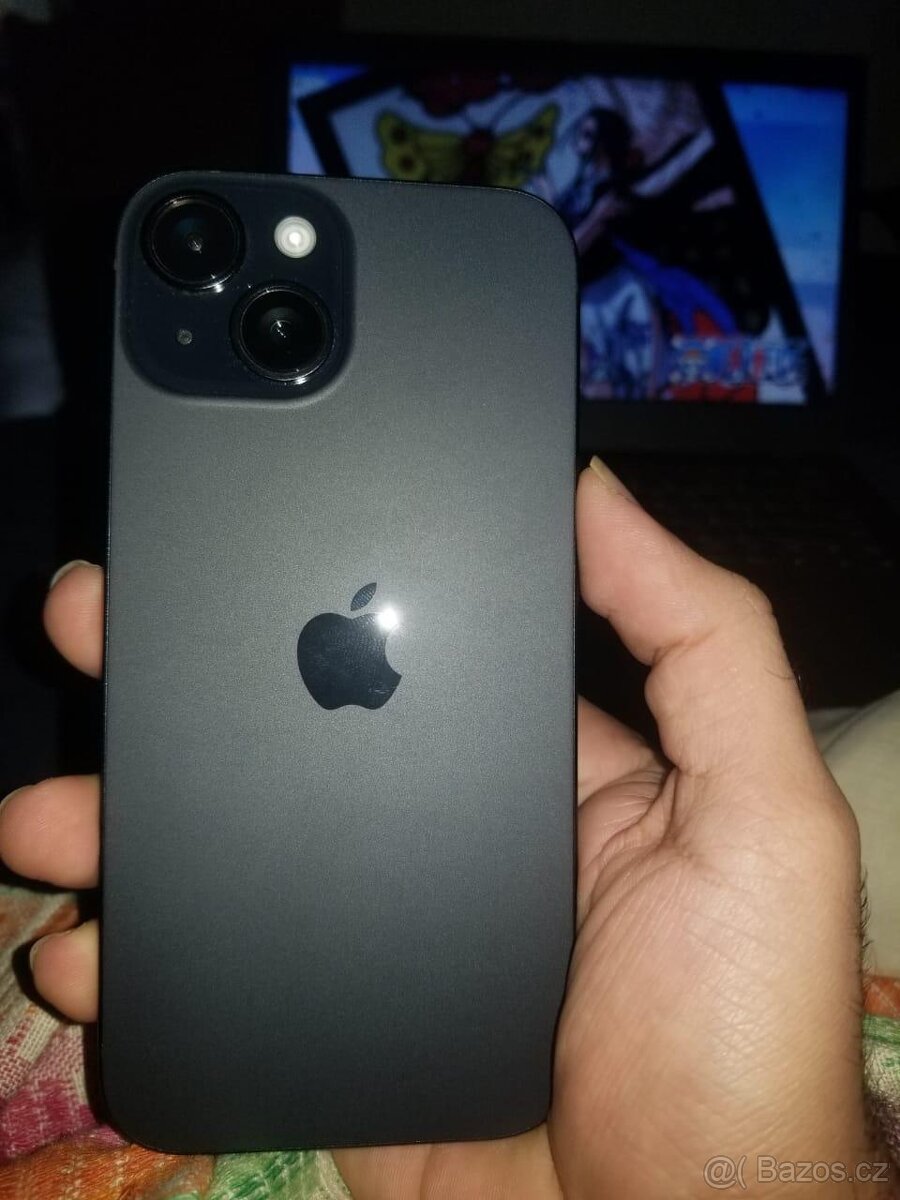 Zánovní iPhone 15 ve skvělém stavu, jen mírné oděrky zad