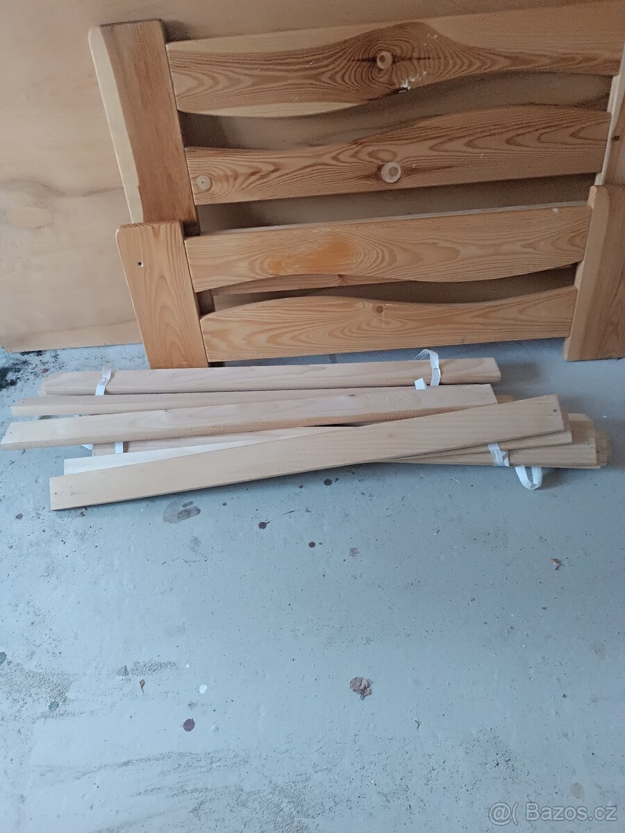 prodám dřevěnou postel i s roštem 200x90cm cena 800kč