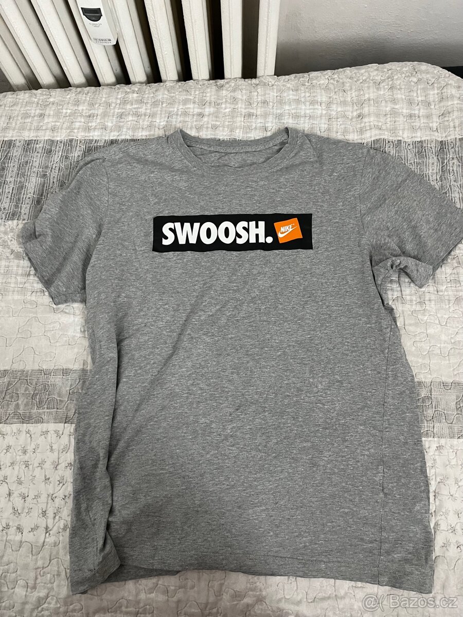 Nike Swoosh Tričko - S