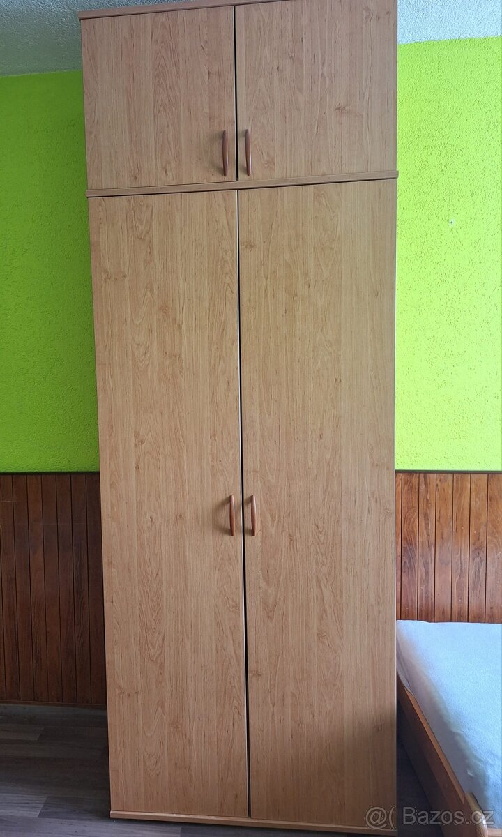 Šatní skříň s nástavcem