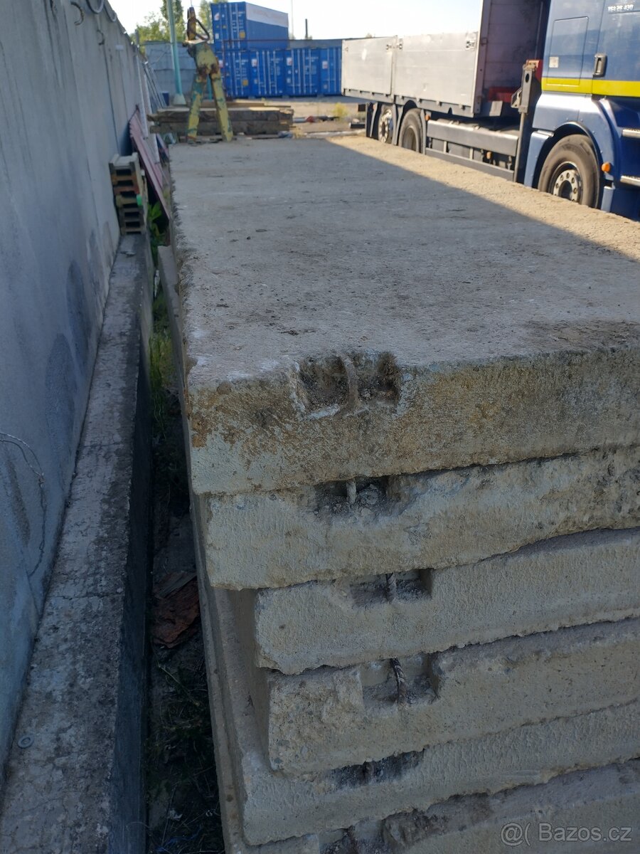 Betonové silniční panely