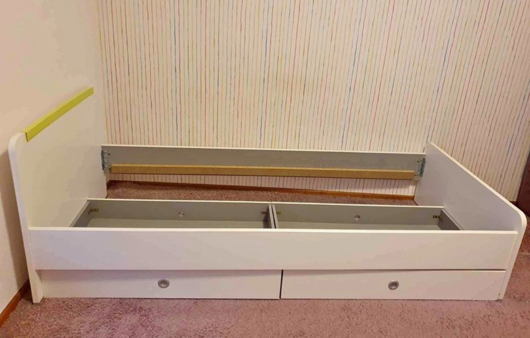 S DOVOZEM bílá postel 90x200 se šuplíky. Laťkový rošt