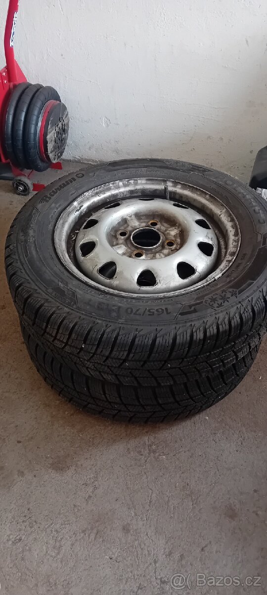 2x Zimní pneu barum polaris 165/70R13 s diskem felicia